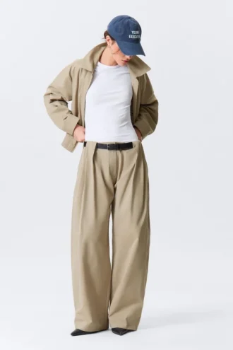 Plissierte Hose mit niedriger Leibhöhe und weitem Bein – Beige Plissierte Hose mit niedriger Leibhöhe und weitem Bein – Beige