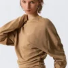 Plissiertes Langarmshirt – Dunkelbeige Plissiertes Langarmshirt – Dunkelbeige