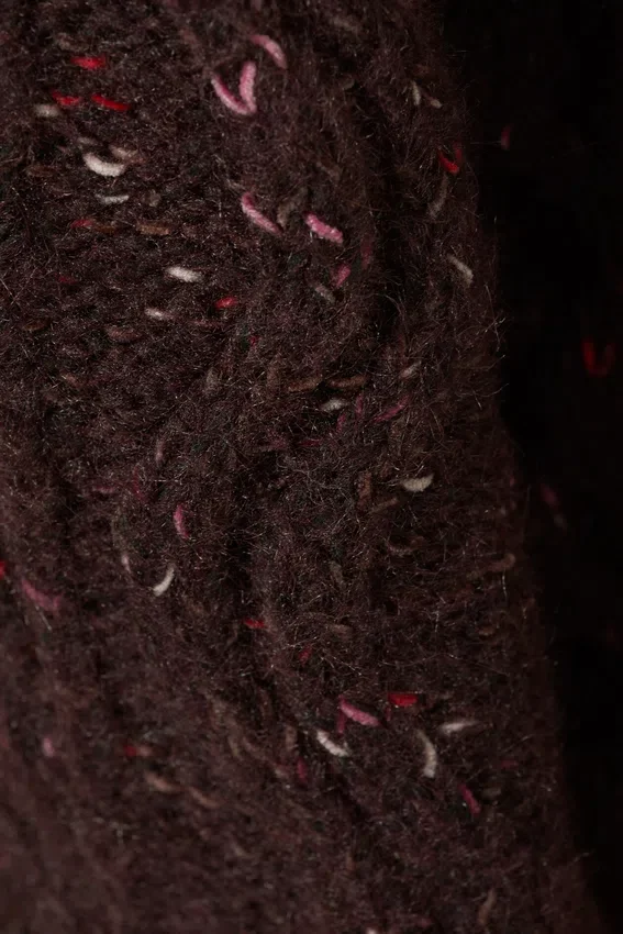 Pullover mit langem Zopfmuster und Struktur – Dunkelviolett – Rosa Noppen Pullover mit langem Zopfmuster und Struktur – Dunkelviolett – Rosa Noppen