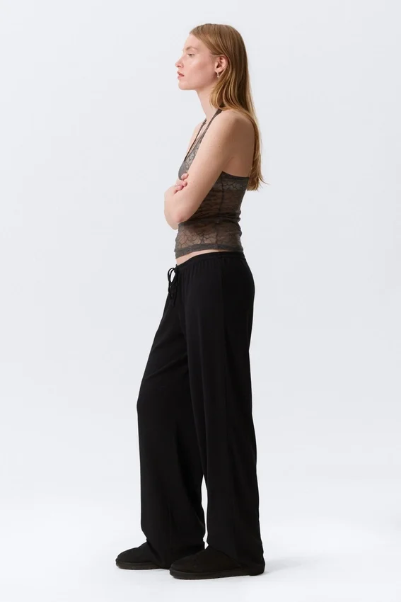 Pyjama-Hose mit mittlerer Leibhöhe und lockerer Passform – Schwarz Pyjama-Hose mit mittlerer Leibhöhe und lockerer Passform – Schwarz