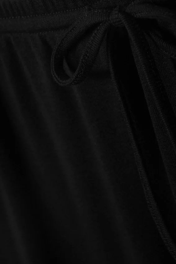 Pyjama-Hose mit mittlerer Leibhöhe und lockerer Passform – Schwarz Pyjama-Hose mit mittlerer Leibhöhe und lockerer Passform – Schwarz
