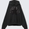 Quadratischer, locker sitzender Kapuzenpullover mit Print – Schwarz – Synergy Quadratischer, locker sitzender Kapuzenpullover mit Print – Schwarz – Synergy