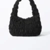 Rechteckige Schultertasche mit Smok-Detail – Schwarz