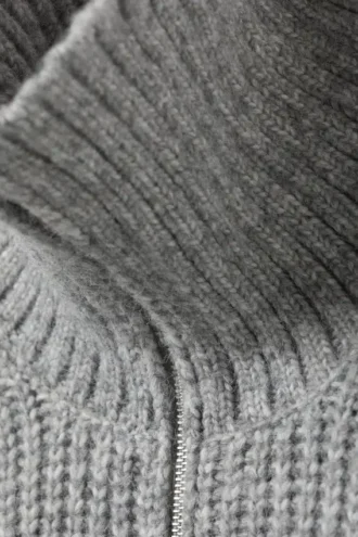 Rippgestrickter Rollkragen-Pullover mit halbem Reißverschluss – Grau meliert