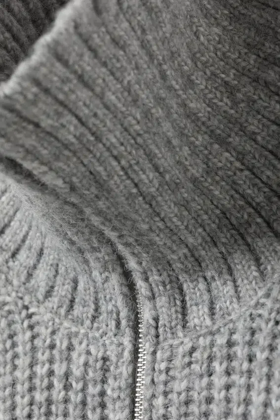 Rippgestrickter Rollkragen-Pullover mit halbem Reißverschluss – Grau meliert Rippgestrickter Rollkragen-Pullover mit halbem Reißverschluss – Grau meliert
