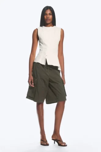 Ärmelloses, asymmetrisches Peplum-Oberteil – Weiß