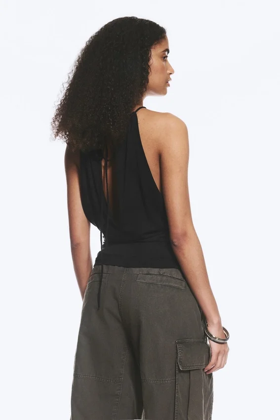 Ärmelloses, gerafftes Neckholder-Top – Schwarz Ärmelloses, gerafftes Neckholder-Top – Schwarz