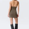 Ärmelloses Neckholder-Minikleid – Dark Mole Ärmelloses Neckholder-Minikleid – Dark Mole