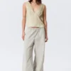 Ärmelloses Satin-Top mit V-Ausschnitt – Hellbeige