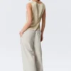 Ärmelloses Satin-Top mit V-Ausschnitt – Hellbeige
