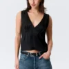 Ärmelloses Satin-Top mit V-Ausschnitt – Schwarz Ärmelloses Satin-Top mit V-Ausschnitt – Schwarz