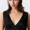 Ärmelloses Satin-Top mit V-Ausschnitt – Schwarz Ärmelloses Satin-Top mit V-Ausschnitt – Schwarz