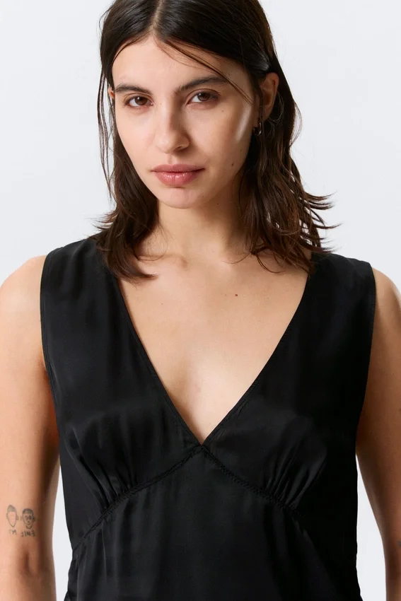 Ärmelloses Satin-Top mit V-Ausschnitt – Schwarz Ärmelloses Satin-Top mit V-Ausschnitt – Schwarz