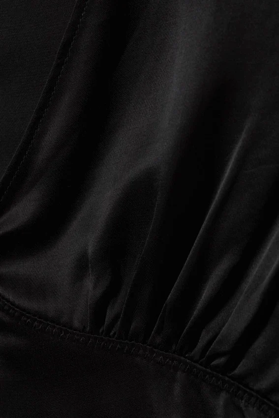 Ärmelloses Satin-Top mit V-Ausschnitt – Schwarz Ärmelloses Satin-Top mit V-Ausschnitt – Schwarz