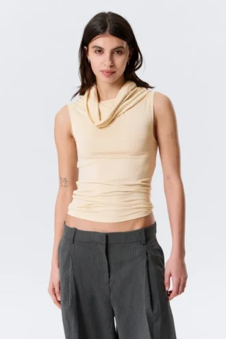 Ärmelloses Top mit Trichterkragen – Hellbeige