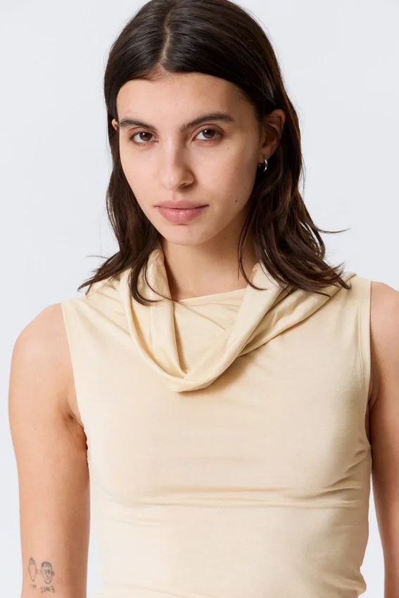 Ärmelloses Top mit Trichterkragen – Hellbeige Ärmelloses Top mit Trichterkragen – Hellbeige
