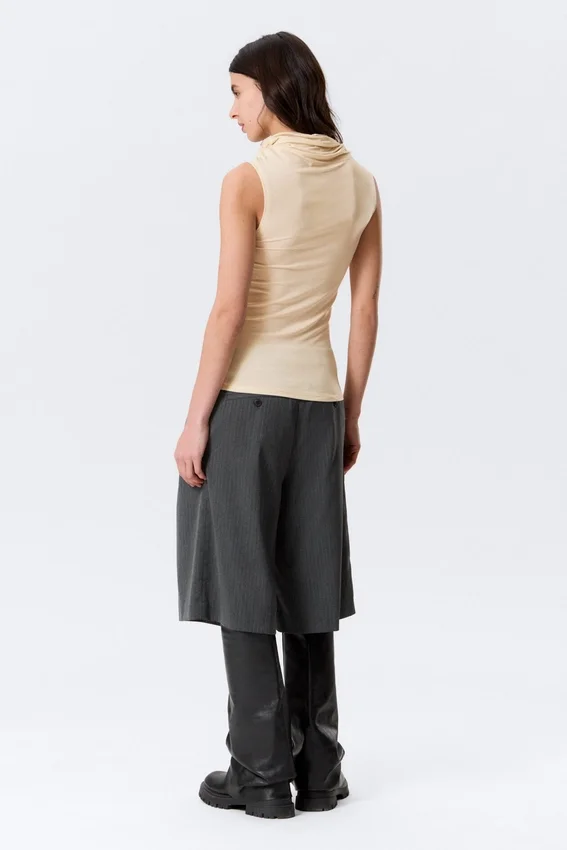 Ärmelloses Top mit Trichterkragen – Hellbeige Ärmelloses Top mit Trichterkragen – Hellbeige