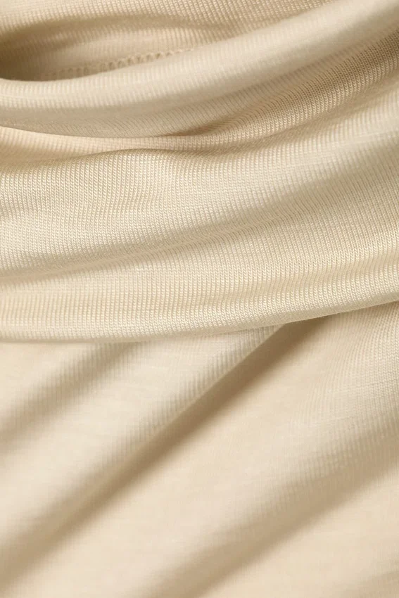 Ärmelloses Top mit Trichterkragen – Hellbeige Ärmelloses Top mit Trichterkragen – Hellbeige