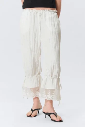 Rosabel – Weite Bloomers mit niedriger Leibhöhe und Spitzenbesatz – Weiß