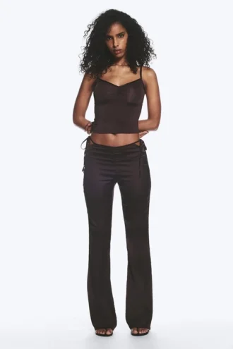 Satin-Hose mit Cut-outs und ausgestelltem Bein – Dunkelbraun Satin-Hose mit Cut-outs und ausgestelltem Bein – Dunkelbraun