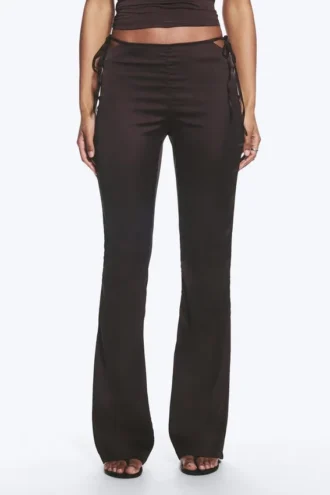 Satin-Hose mit Cut-outs und ausgestelltem Bein – Dunkelbraun Satin-Hose mit Cut-outs und ausgestelltem Bein – Dunkelbraun