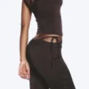 Satin-Hose mit Cut-outs und ausgestelltem Bein – Dunkelbraun