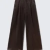 Satin-Hose mit hoher Taille und weitem Bein – Dunkelbraun Satin-Hose mit hoher Taille und weitem Bein – Dunkelbraun