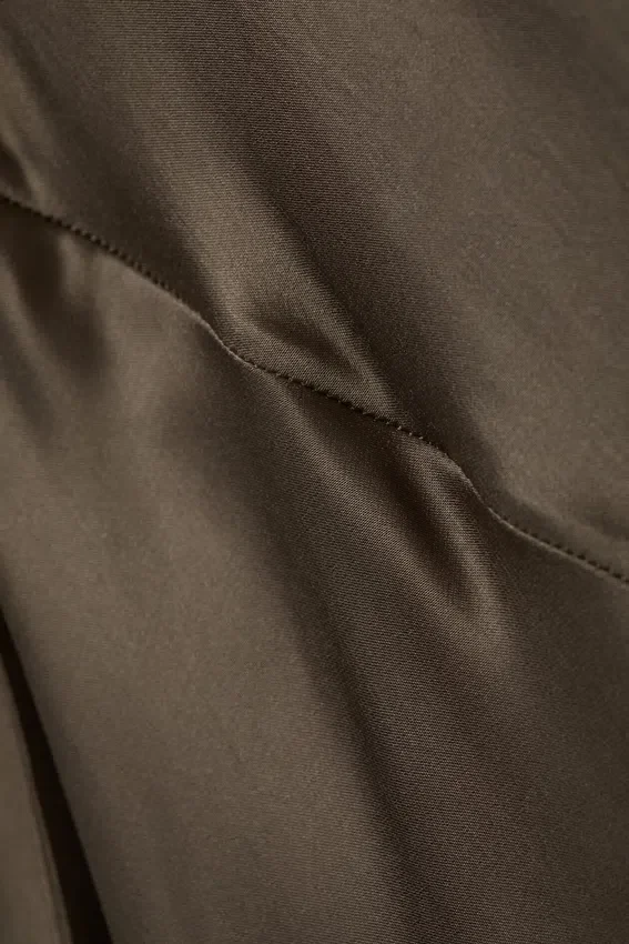 Satin-Maxikleid mit U-Boot-Ausschnitt – Dark Mole Satin-Maxikleid mit U-Boot-Ausschnitt – Dark Mole
