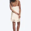 Satin-Slip-Kleid mit Spitzenbesatz – Hellstaubbeige Satin-Slip-Kleid mit Spitzenbesatz – Hellstaubbeige