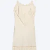 Satin-Slip-Kleid mit Spitzenbesatz – Hellstaubbeige Satin-Slip-Kleid mit Spitzenbesatz – Hellstaubbeige