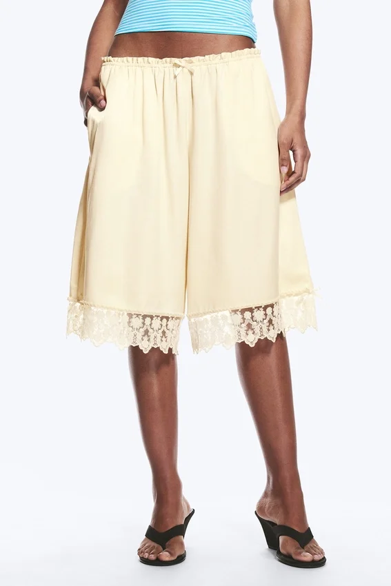 Satin-Spitzen-Shorts – Staubweiß Satin-Spitzen-Shorts – Staubweiß