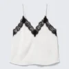 Satin-Top mit Spitzenbesatz – Weiß Satin-Top mit Spitzenbesatz – Weiß