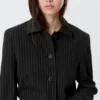Schlanke Knopfjacke – schwarz mit Nadelstreifen