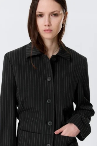 Schlanke Knopfjacke – schwarz mit Nadelstreifen