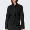 Schlanke Knopfjacke – schwarz mit Nadelstreifen