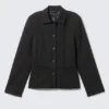 Schlanke Knopfjacke – schwarz mit Nadelstreifen