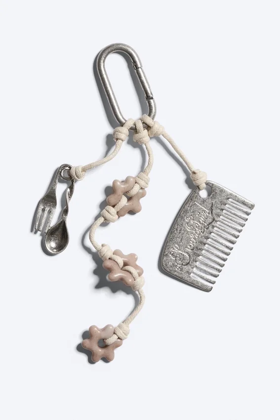 Schlüsselanhänger mit mehreren Anhängern – Beige/Silber Schlüsselanhänger mit mehreren Anhängern – Beige/Silber