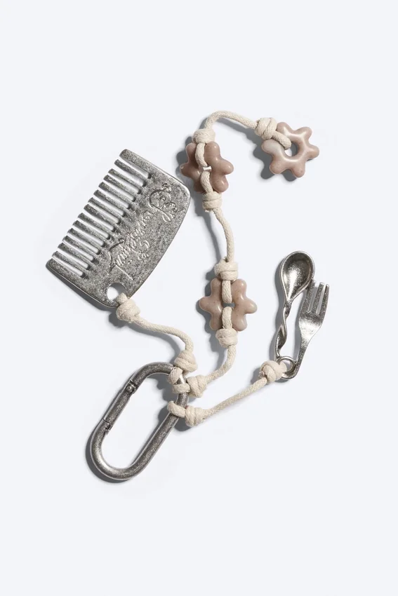Schlüsselanhänger mit mehreren Anhängern – Beige/Silber Schlüsselanhänger mit mehreren Anhängern – Beige/Silber