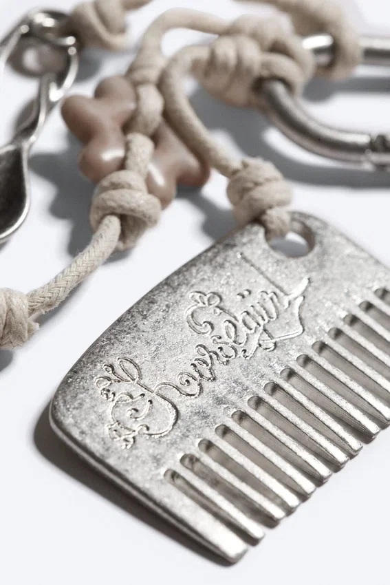 Schlüsselanhänger mit mehreren Anhängern – Beige/Silber Schlüsselanhänger mit mehreren Anhängern – Beige/Silber