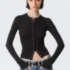Schmal geschnittene, langärmelige Strickjacke mit Knopfleiste – Schwarz