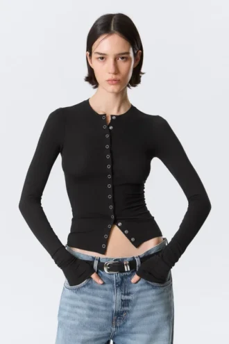 Schmal geschnittene, langärmelige Strickjacke mit Knopfleiste – Schwarz Schmal geschnittene, langärmelige Strickjacke mit Knopfleiste – Schwarz