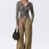 Schmal geschnittene Strickjacke mit Knopfleiste und Rüschen – Dunkelgrau Schmal geschnittene Strickjacke mit Knopfleiste und Rüschen – Dunkelgrau