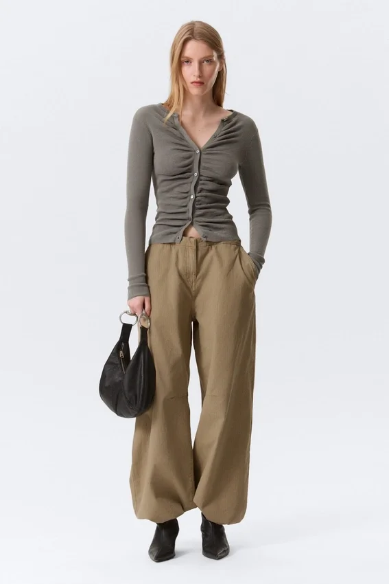 Schmal geschnittene Strickjacke mit Knopfleiste und Rüschen – Dunkelgrau Schmal geschnittene Strickjacke mit Knopfleiste und Rüschen – Dunkelgrau