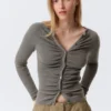 Schmal geschnittene Strickjacke mit Knopfleiste und Rüschen – Dunkelgrau Schmal geschnittene Strickjacke mit Knopfleiste und Rüschen – Dunkelgrau
