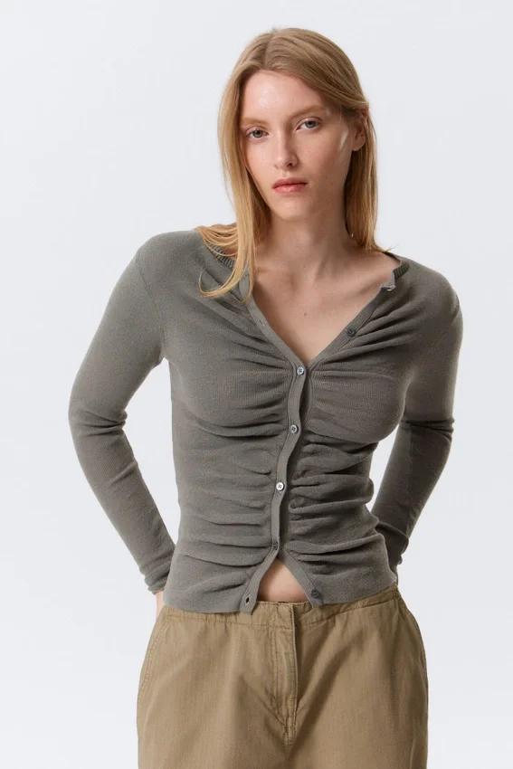 Schmal geschnittene Strickjacke mit Knopfleiste und Rüschen – Dunkelgrau Schmal geschnittene Strickjacke mit Knopfleiste und Rüschen – Dunkelgrau