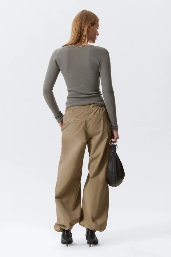Schmal geschnittene Strickjacke mit Knopfleiste und Rüschen – Dunkelgrau Schmal geschnittene Strickjacke mit Knopfleiste und Rüschen – Dunkelgrau
