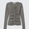 Schmal geschnittene Strickjacke mit Knopfleiste und Rüschen – Dunkelgrau Schmal geschnittene Strickjacke mit Knopfleiste und Rüschen – Dunkelgrau