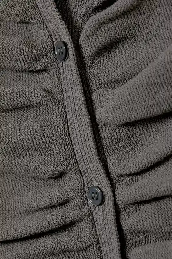Schmal geschnittene Strickjacke mit Knopfleiste und Rüschen – Dunkelgrau Schmal geschnittene Strickjacke mit Knopfleiste und Rüschen – Dunkelgrau