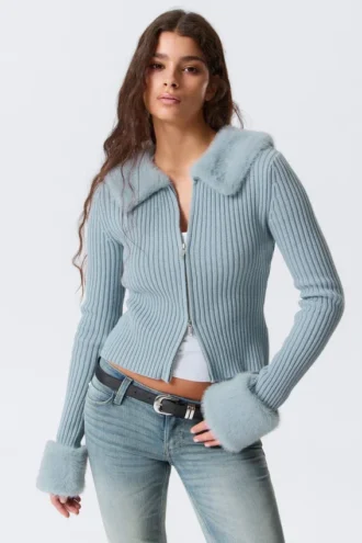 Schmal geschnittene Strickjacke mit Kunstfellbesatz und Reißverschluss – Hellstaubblau