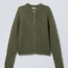 Schmal geschnittene Strickjacke mit Reißverschluss – Dunkelkhaki Schmal geschnittene Strickjacke mit Reißverschluss – Dunkelkhaki